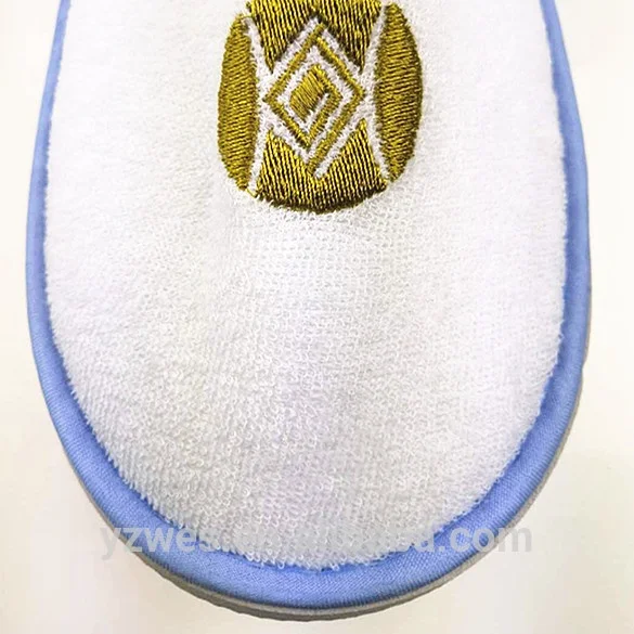 Дешевые белые махровые Тапочки для ванной комнаты с индивидуальной вышивкой, одноразовые тапочки для отеля