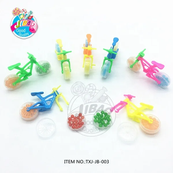  Оптовая продажа разноцветные Смешные Пластиковые колесные игрушки для велосипеда конфеты