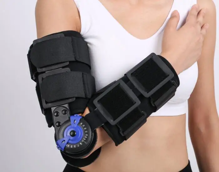 Adjustable elbow fixation support with single-sided hinge design for limiting position