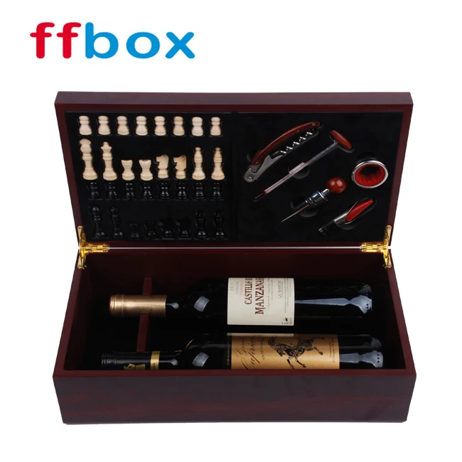 Две бутылки вина с шахматным набором