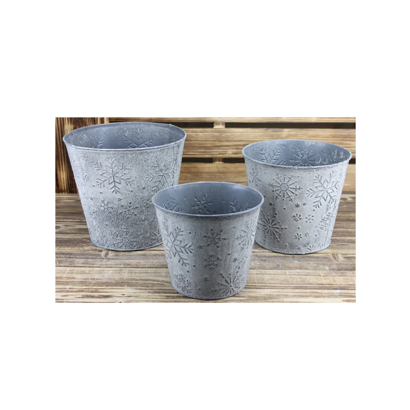 Серые металлические контейнеры для сада