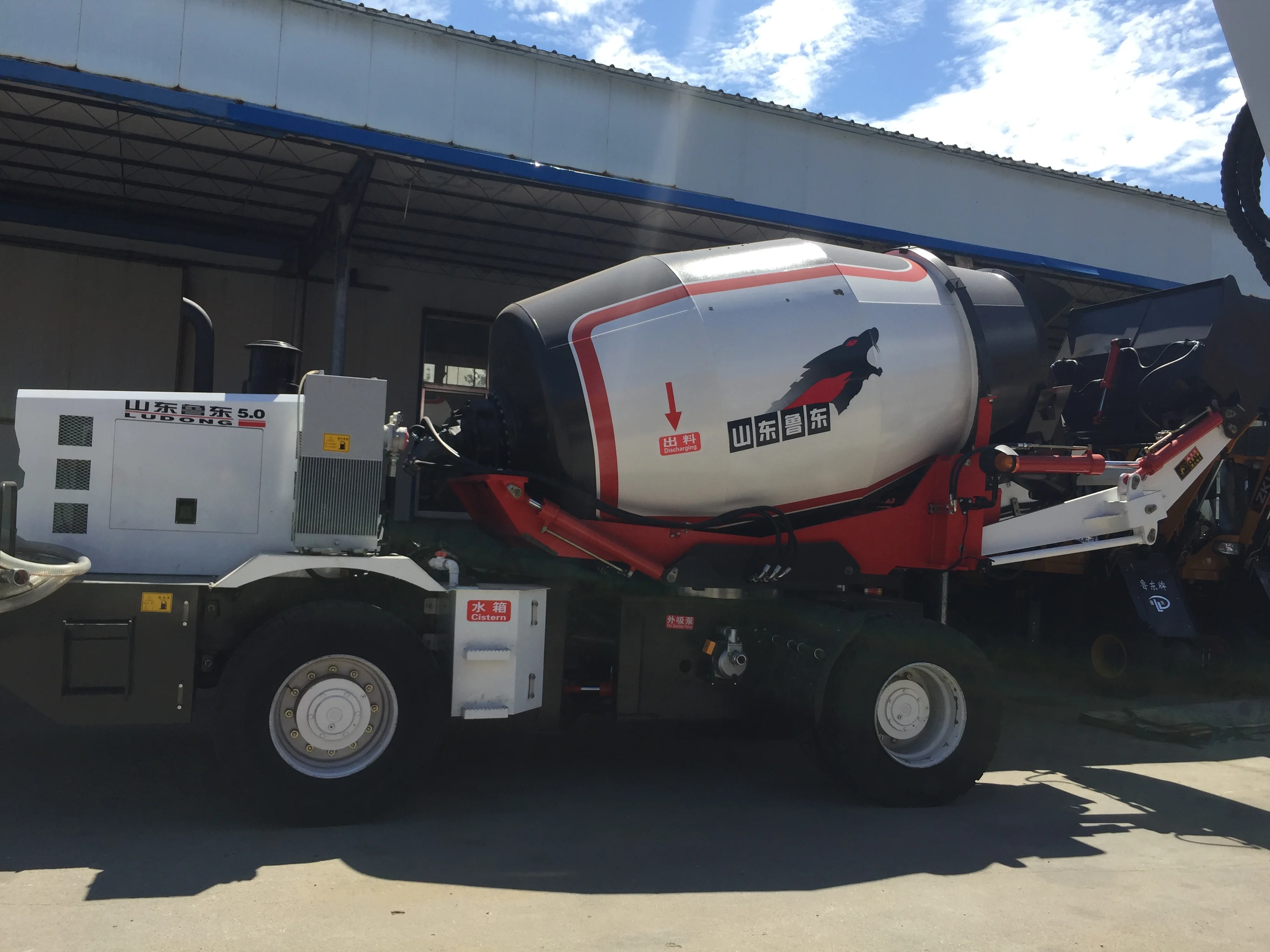 Самостоятельная погрузка бетон цена бетономешалка, Самостоятельная погрузчик Бетономешалка для продажи, автоматическая жидкостная машина смесителя