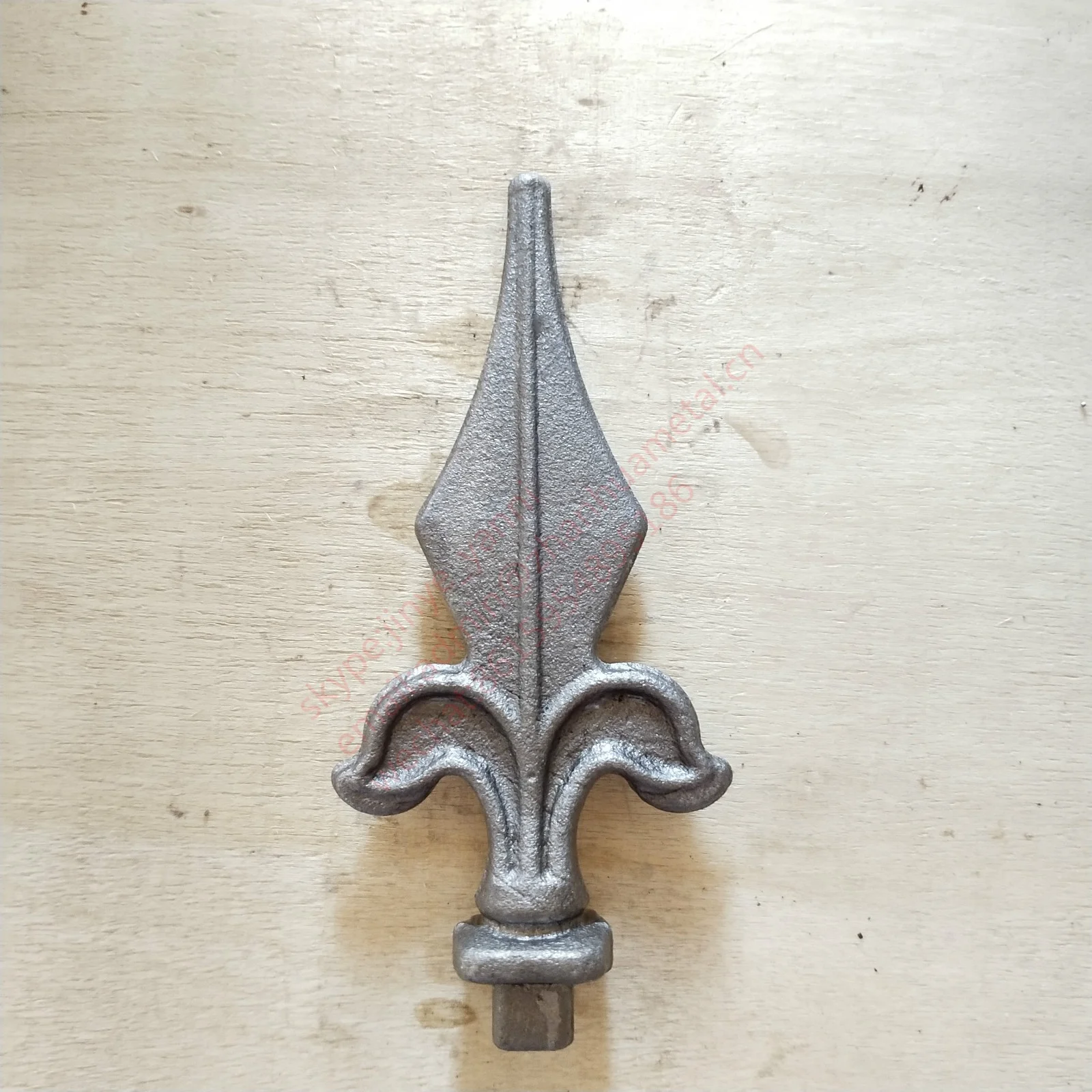Копье из чугуна для садового