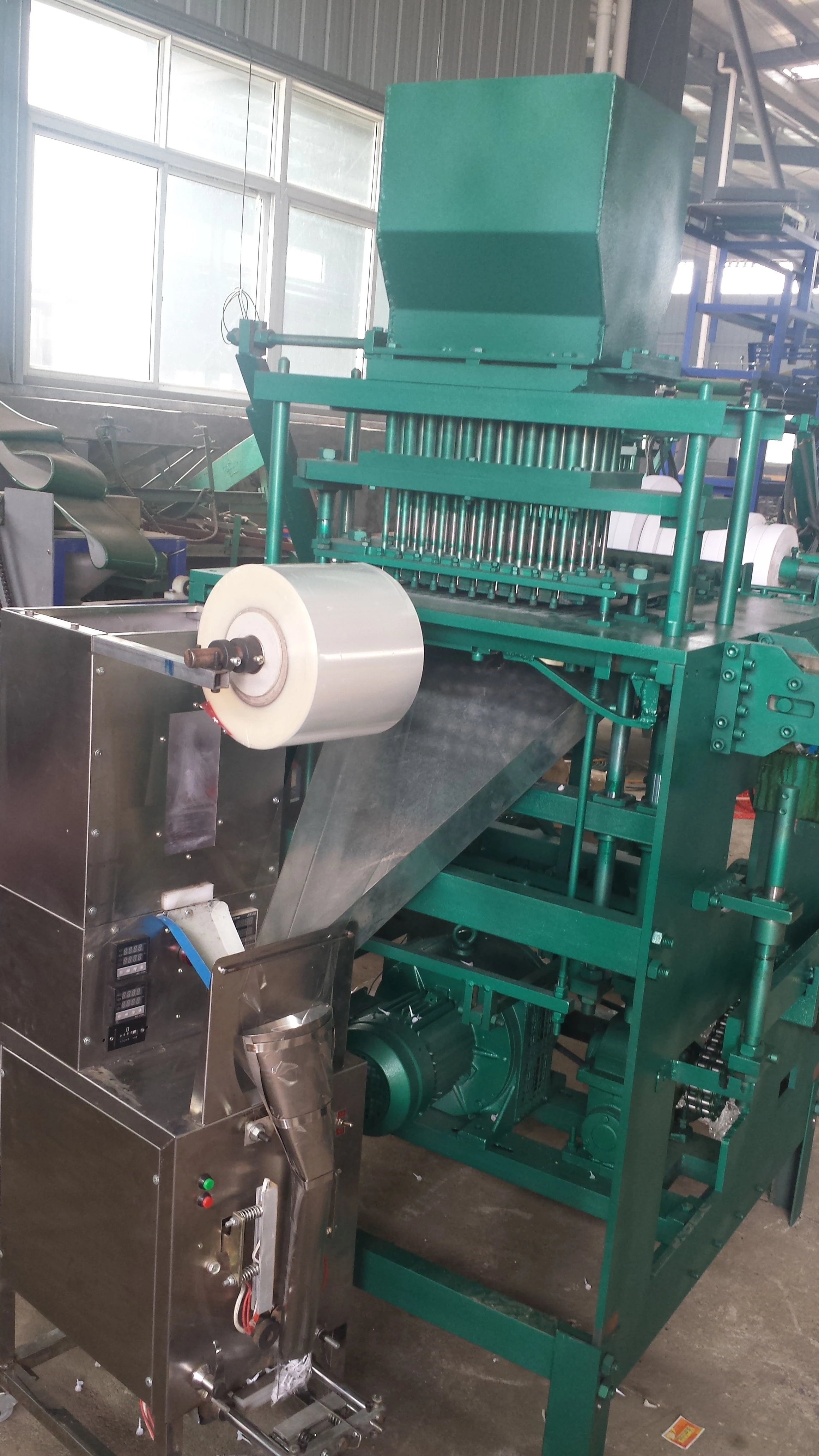 
pyrotechnics snapper pop pop wrapping and packing machine 