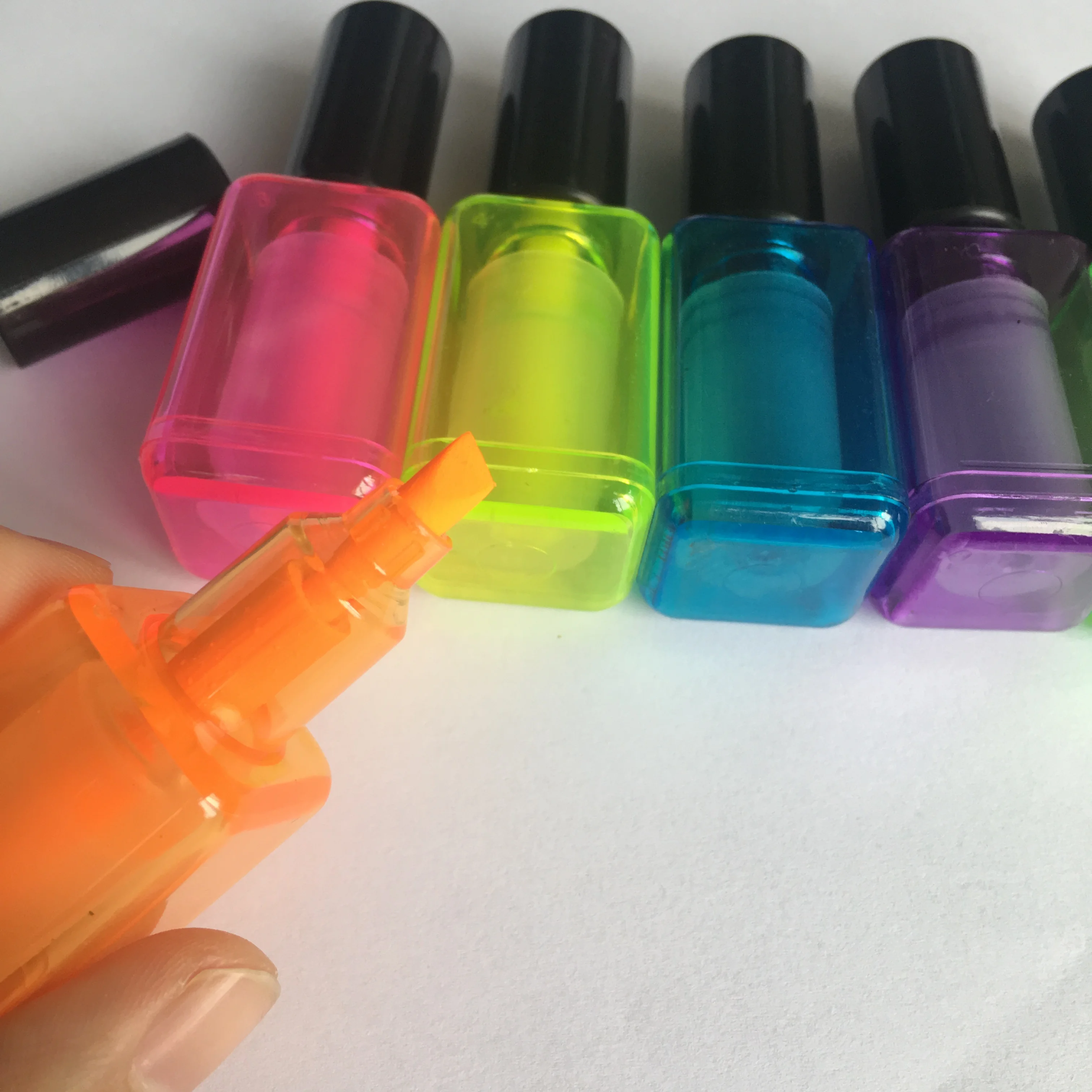 
Novelty 6 colors nail polish shape mini highlighter custom logo non-toxic permanent color marker 