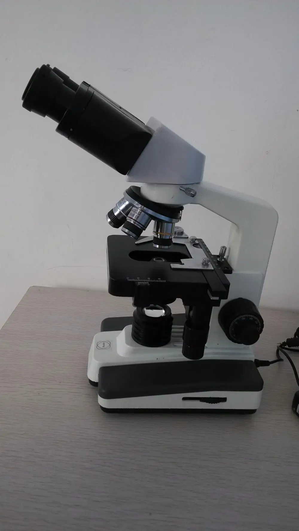 F105 Binocular biological microscope for laboratory use