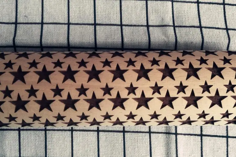  Скалка из Букового дерева с гравировкой и текстурой в виде звезды