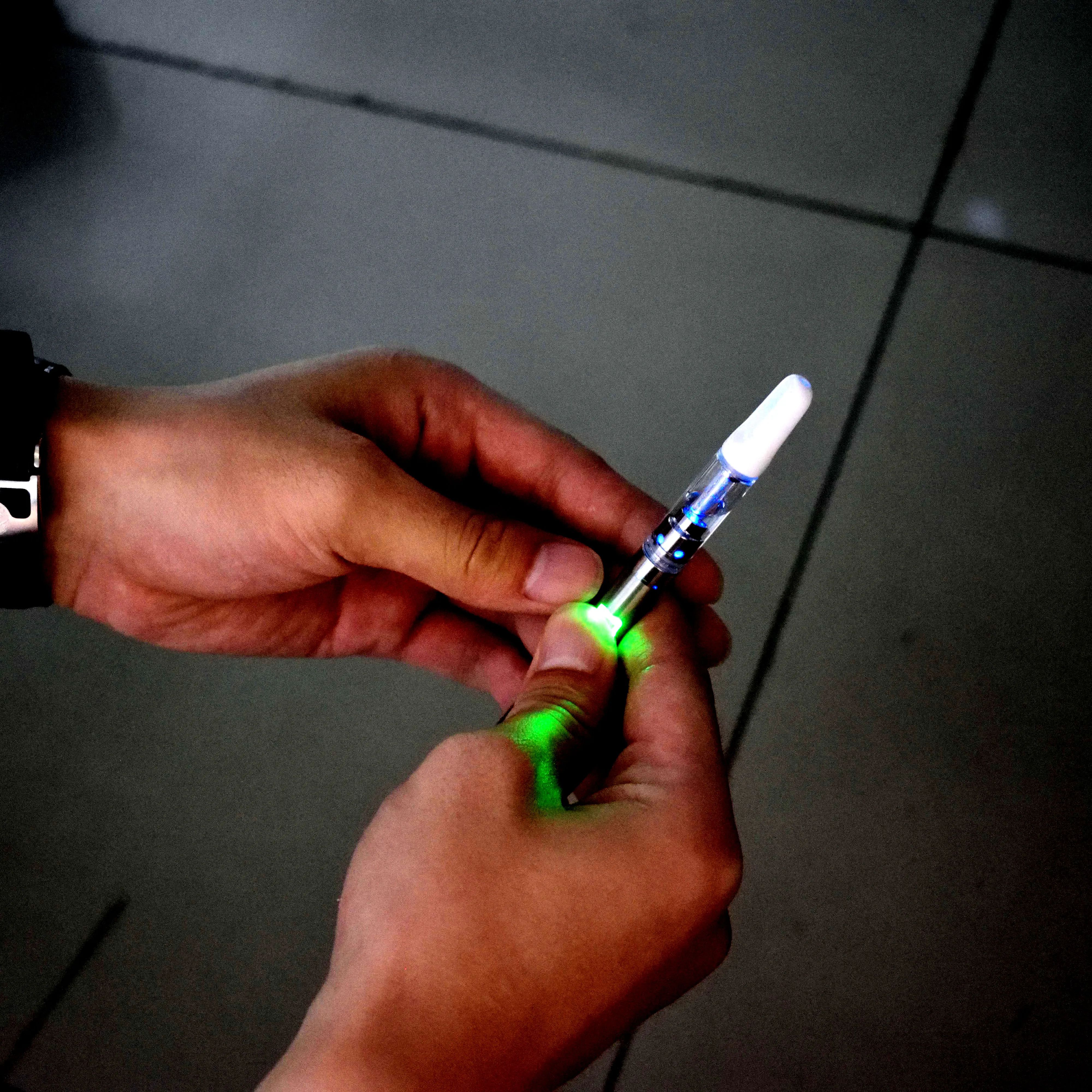 2019 трендовые керамические картриджи CBD 0 5 мл 1 Cbd Vape картридж L1 с сияющим светом во время вейпинга