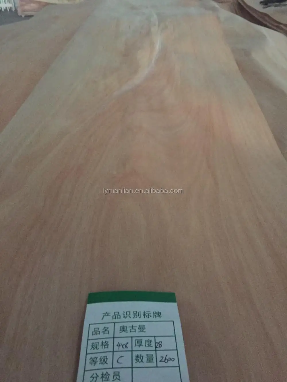 Нарезанные виниры из натурального красного дерева