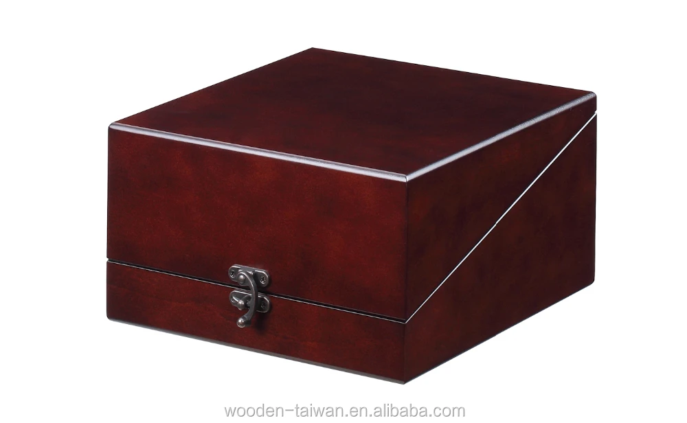 Деревянный ящик с изображением великости