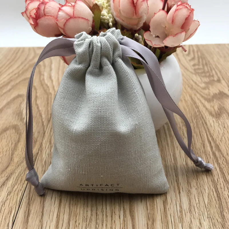 Светло-серая сумка из хлопка и льна на шнурке с лентой