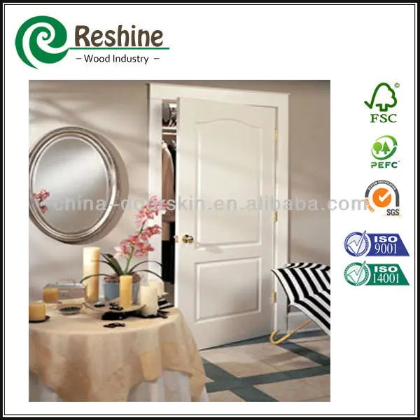 окрашенный в белый цвет деревянные двери заподлицо