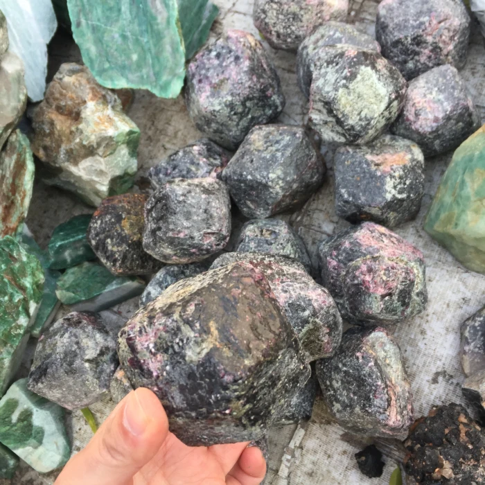 Wholesale Natural Gemstone Rough Garnet Stone Semi Precious Stone