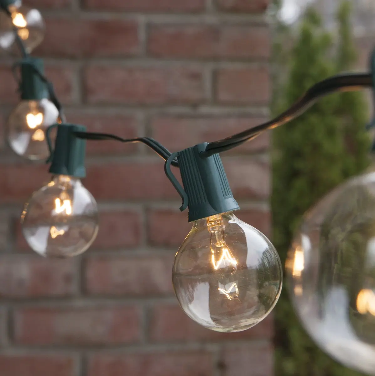 Manufacturer of Europe Black wire g40 globe string lights