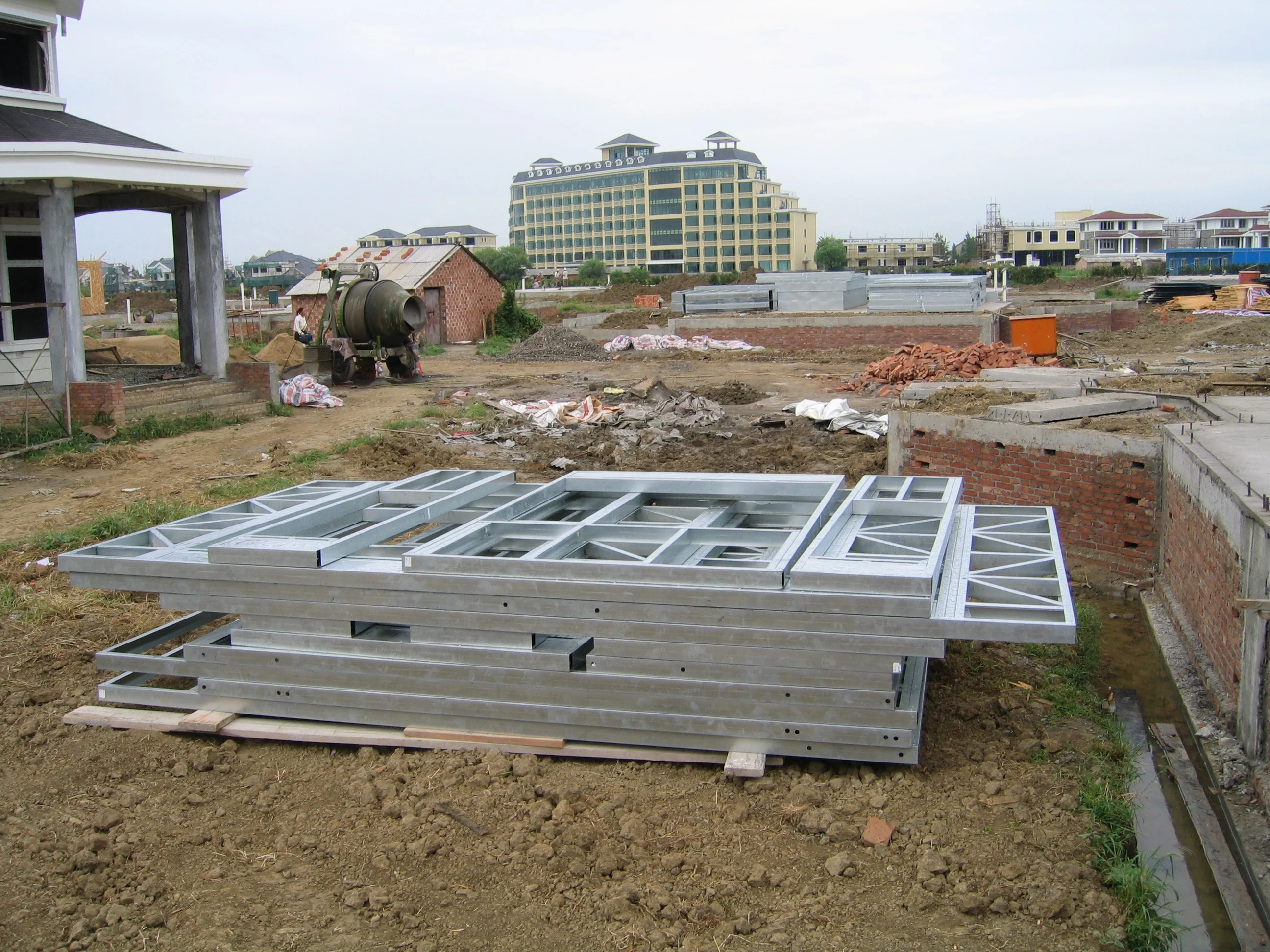 Europe High Quality Pre-Engineered Long Life Time Cyclone Proof Light Steel Structure Cement Board Villa House