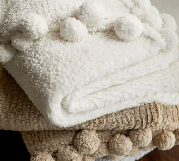 
Manufacturer Directly Wholesales, Cozy Pom Pom Throw 