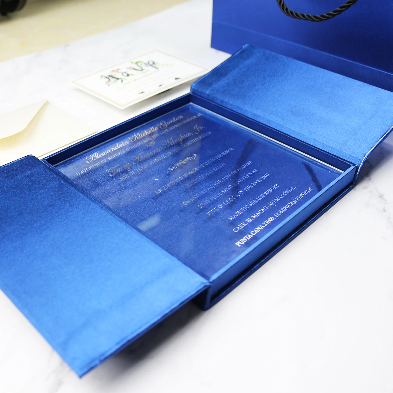 
Custom Made Luxurious Navy Blue Silk Cover Wedding Invitation Box Clear Acrylic Invitation Card with Hand Bag 
