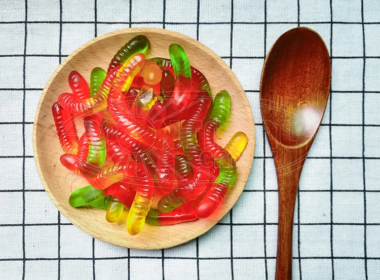 multi-color oil coated worms gummy candy