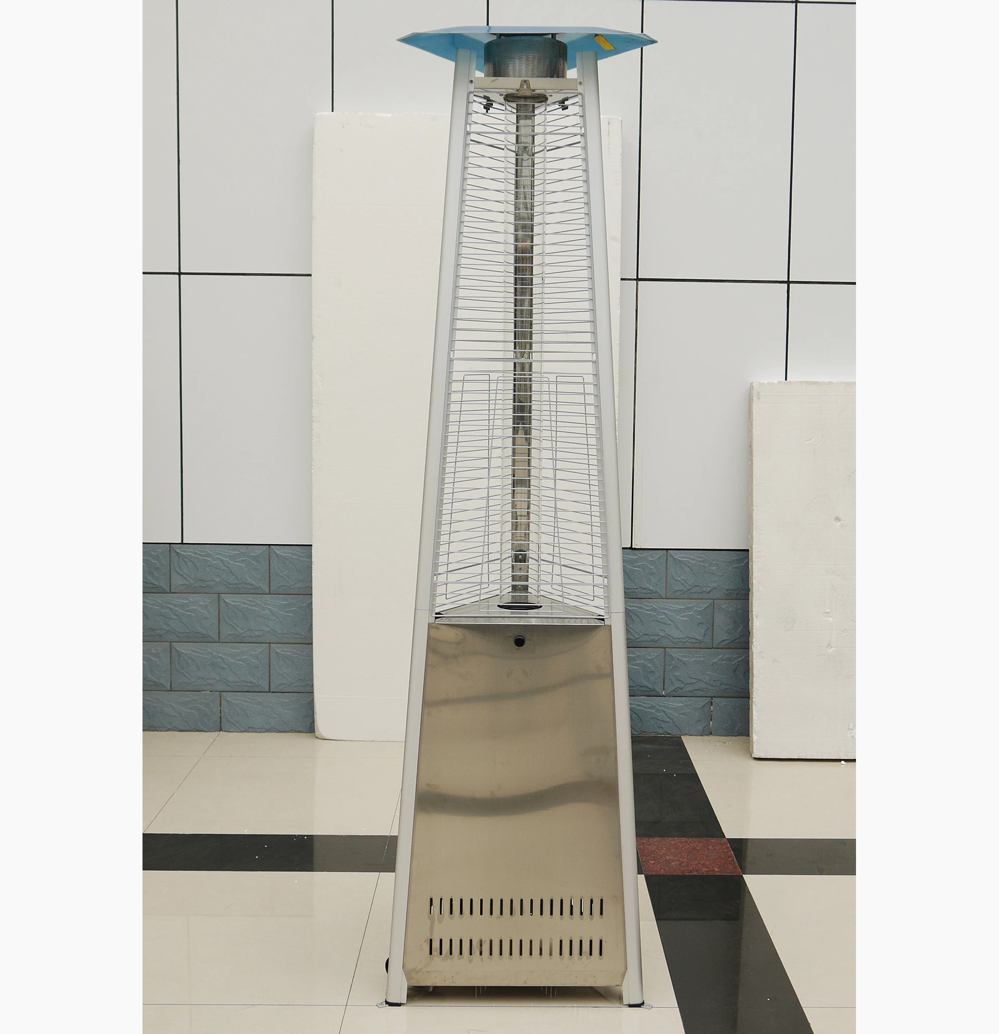 TRIANGLE PATIO HEATER GAS /OUTDOOR / FLAME