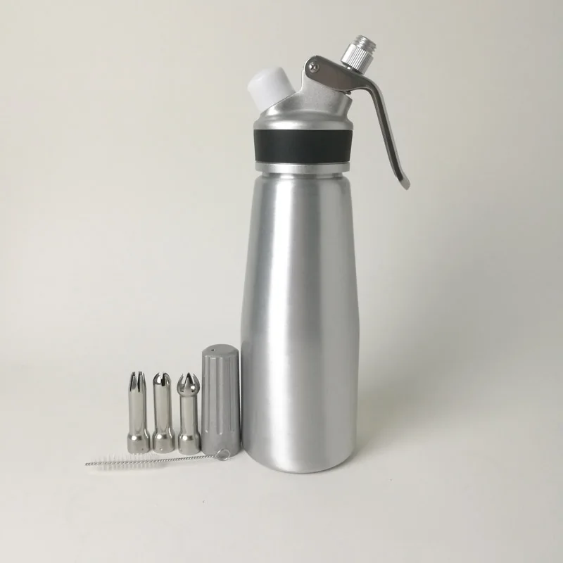 
 Диспенсер для взбитого крема в алюминиевом корпусе, 1 пинтовая канистра с 3 насадками для украшения и чистящей щеткой  