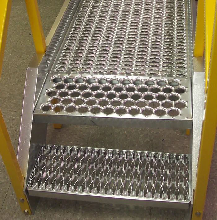 
anti-skid punching plate mesh/aluminum perforated metal walkway 
