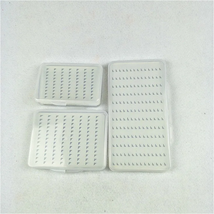 В наличии большое количество рыб в коробке