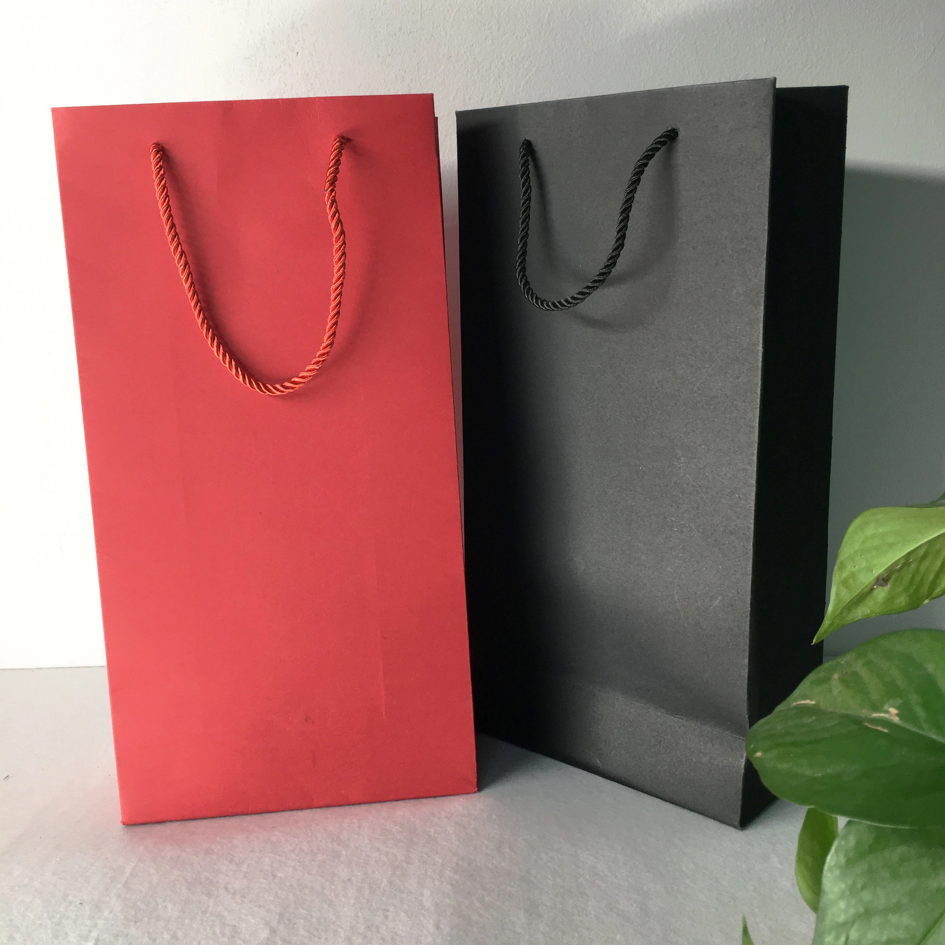 custom vertical type black/white cardboard paper bag with cotton rope