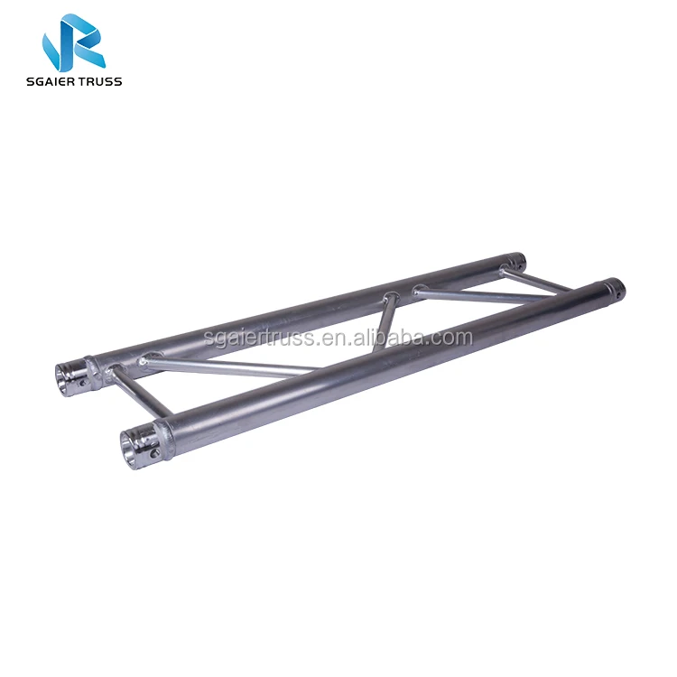 
 Единое пространство взлетно-посадочной полосы с длинным пересекают арки поле плоское пирамиды стропильных  