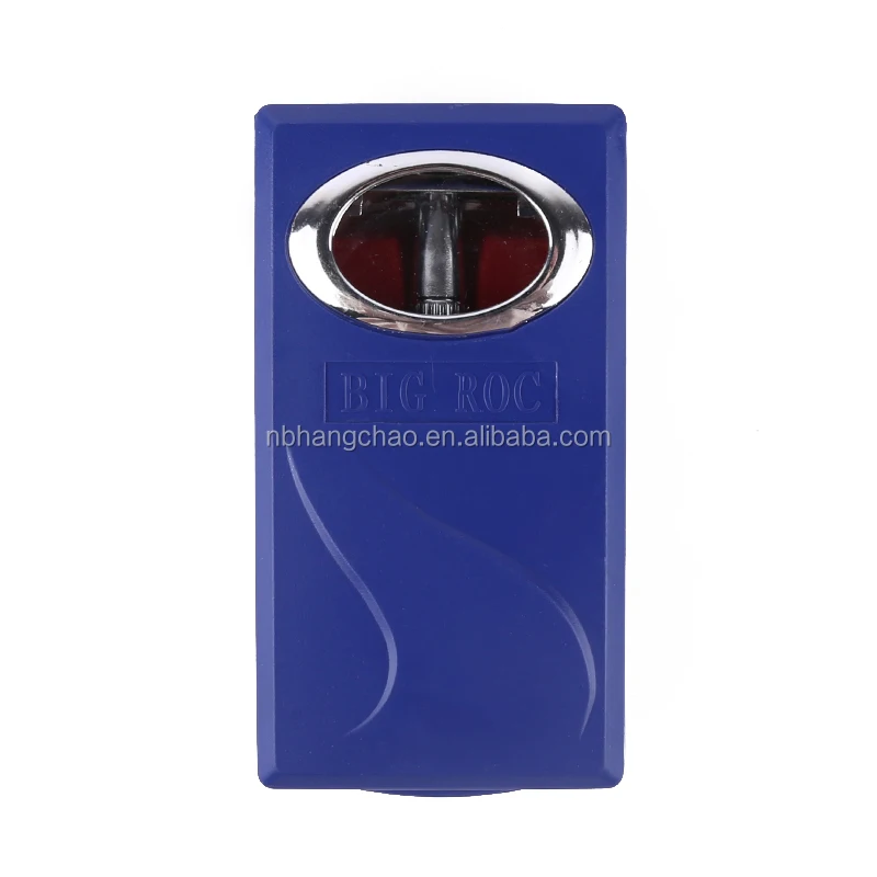 Twist to open butterfly style safety razor