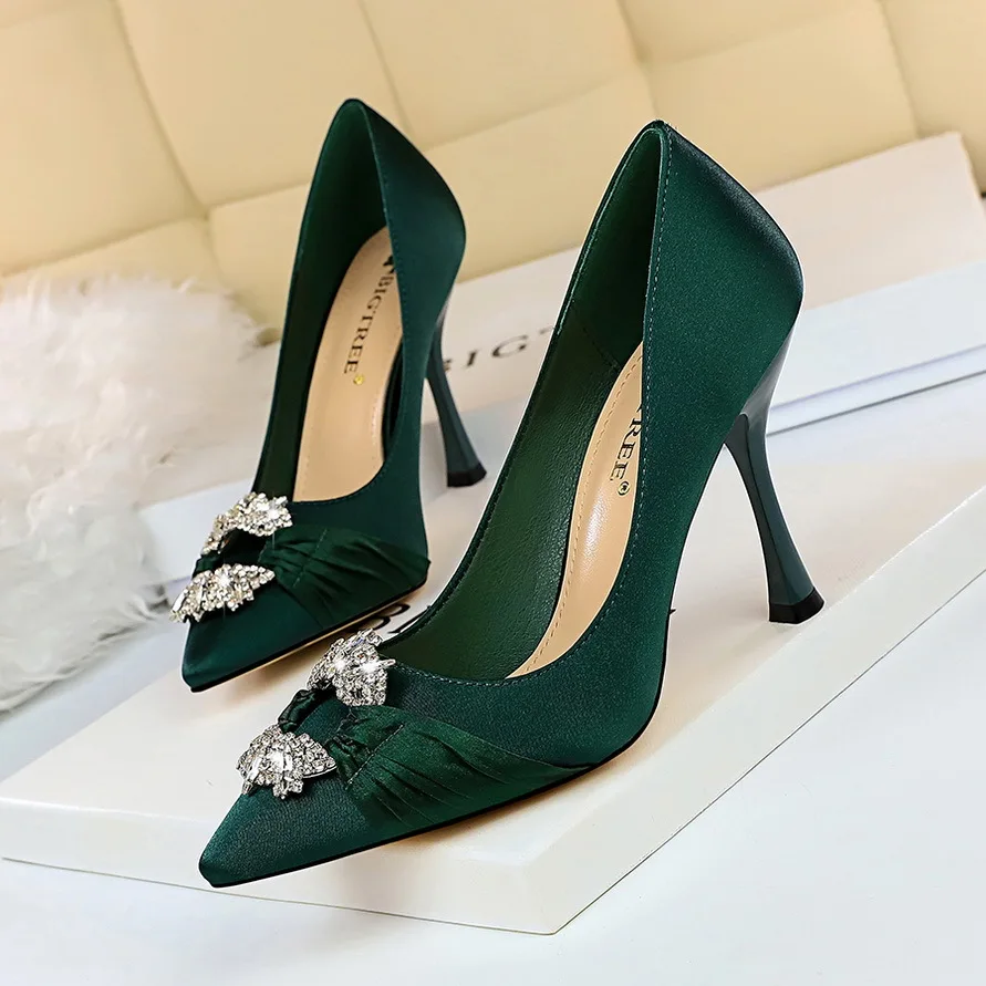 
2019 fashion wholesale price customized small MOQ silks and satins 10cm high heel pumps high heel shoes 