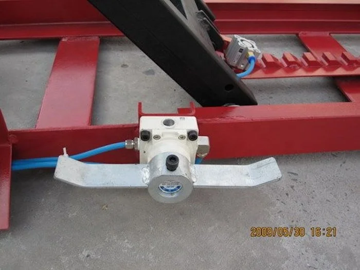 660LB cheap AIR/Hydraulic Motorcycle lift IT8913