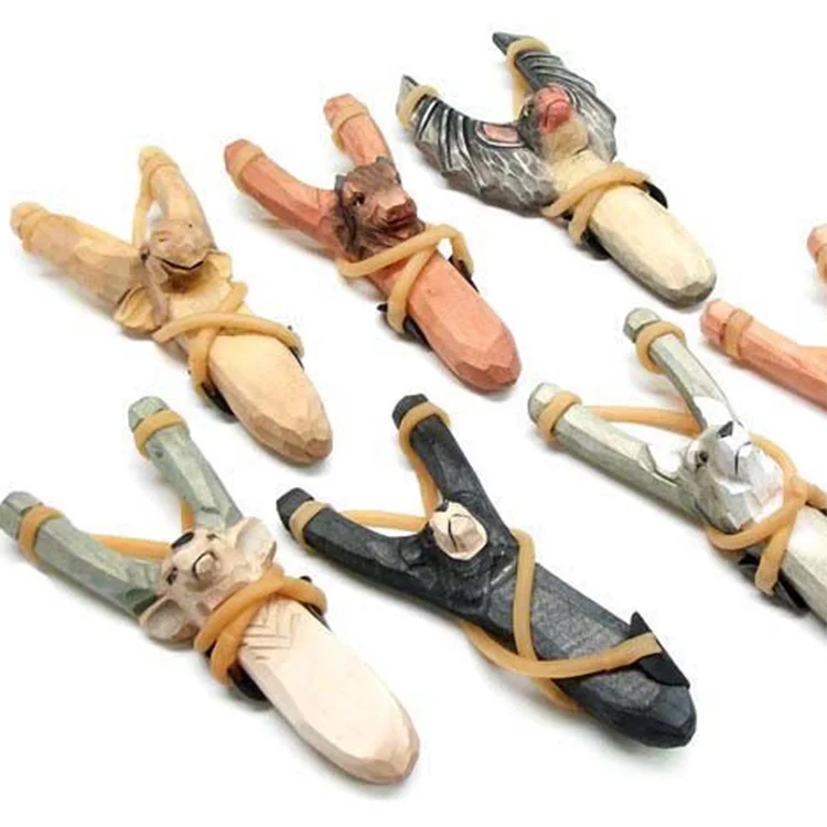 Рогатка ручной работы с резьбой по дереву в форме животного