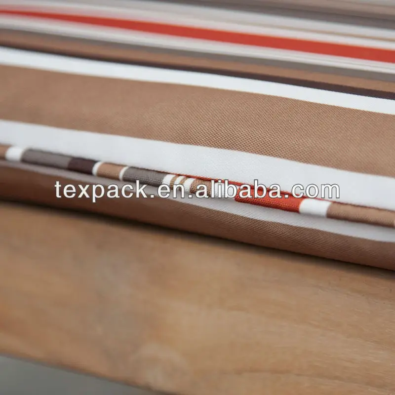 Уличная подушка для сиденья с окантовкой на скамейке