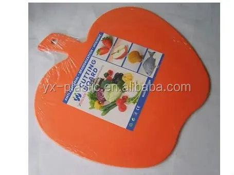 Цветная дешевая пластиковая разделочная доска с ручкой