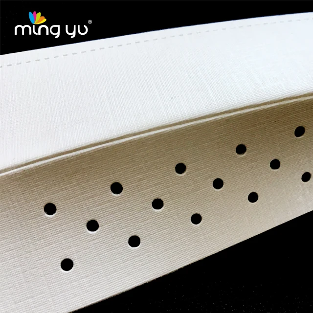 Упаковка аксессуаров для рубашки духовенства