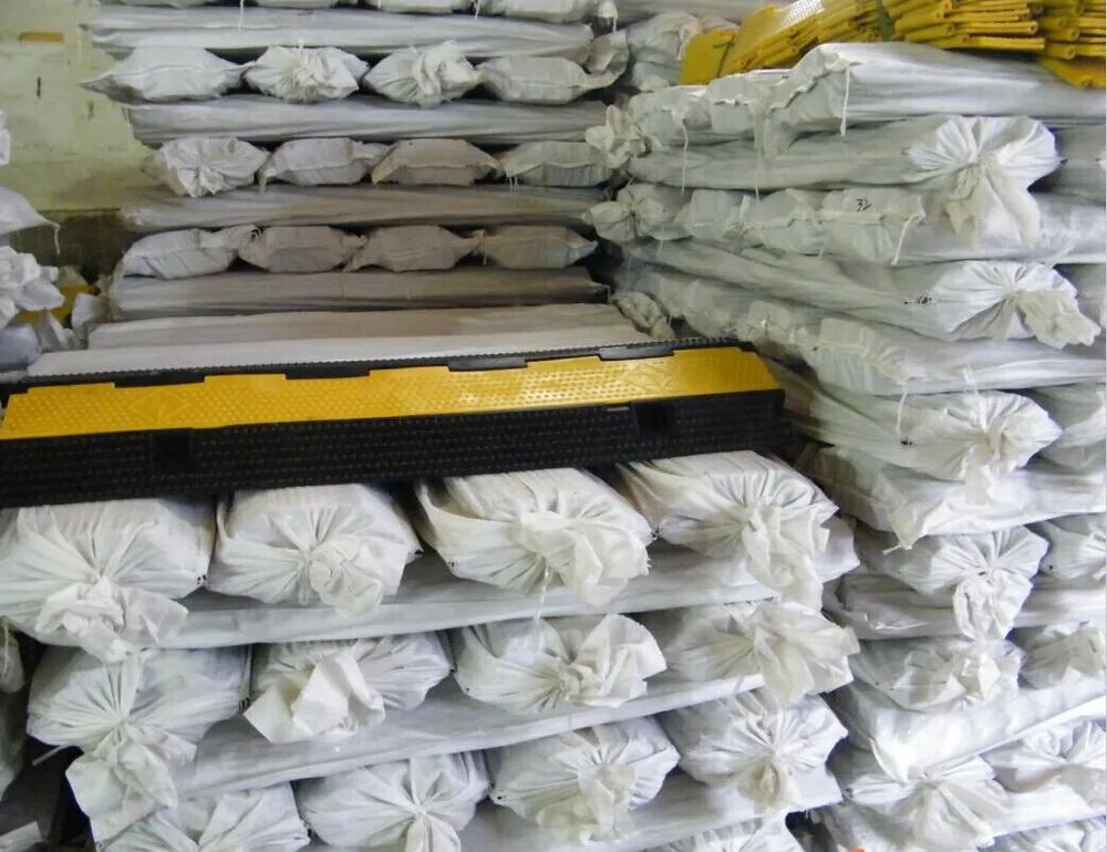 cable protector durable reflective 2024 rubber speed hump 3 channels cable ramp