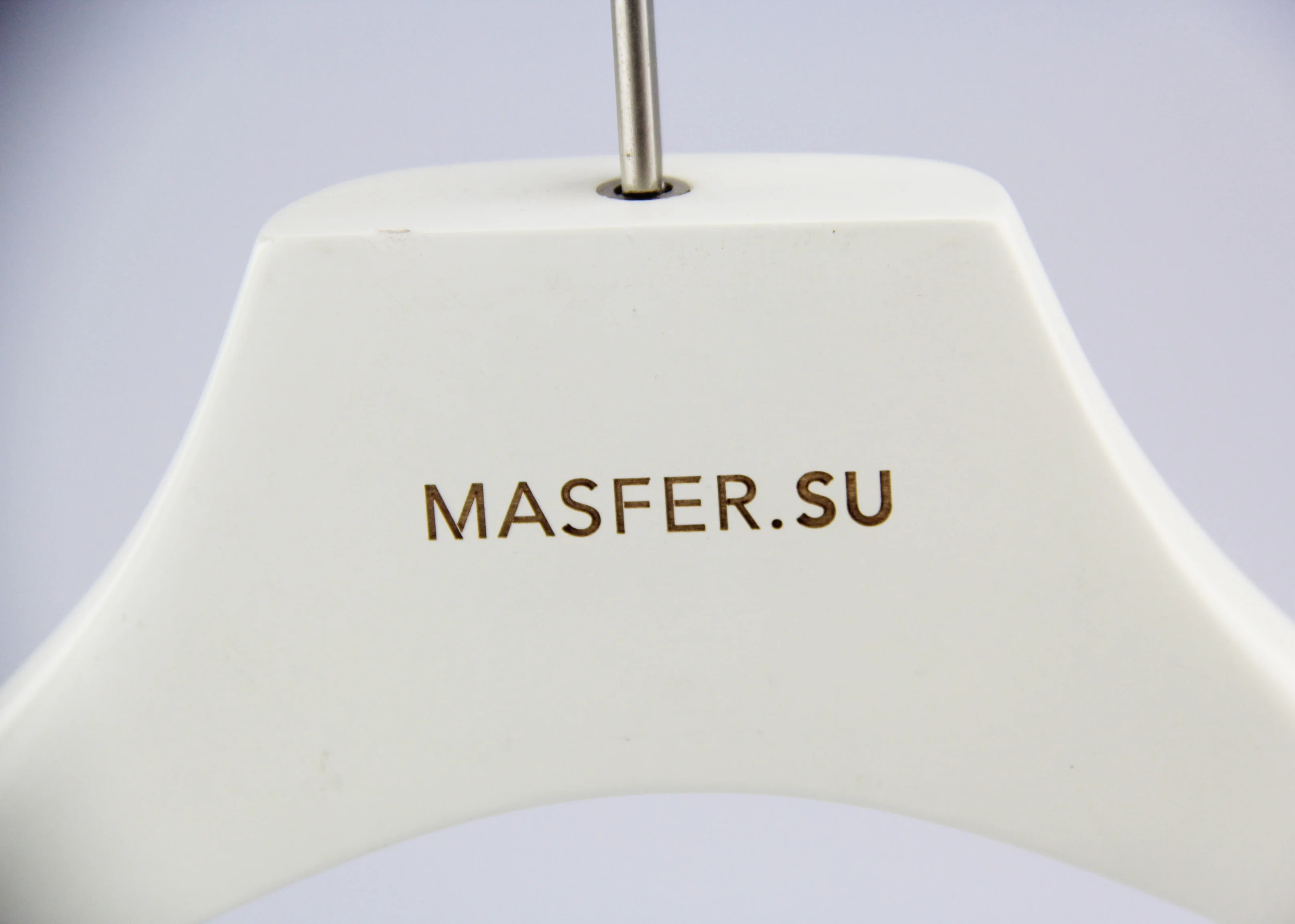 CY-311 luxury white wooden clothes hangers with rosy gold metal accessory