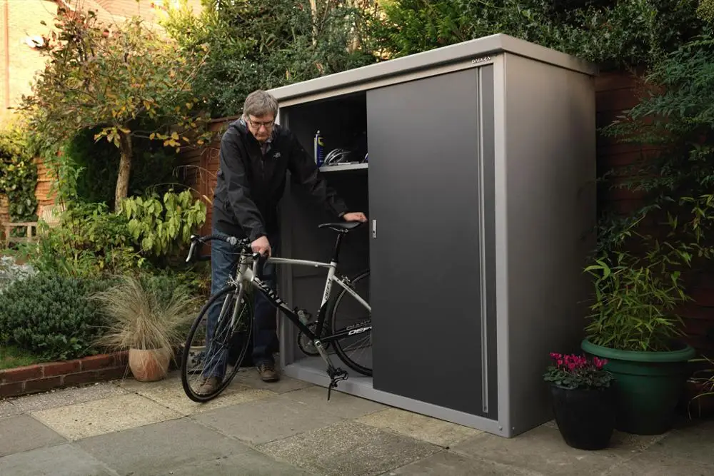 Современный садовый шкаф с раздвижной дверью и регулируемой полкой для хранения велосипедов