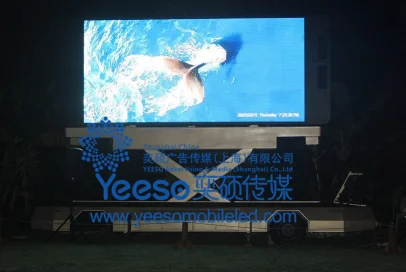 Yeeso most eye-catching LED billboard trailer, scissor lifting cellphone Shape LED screen trailer