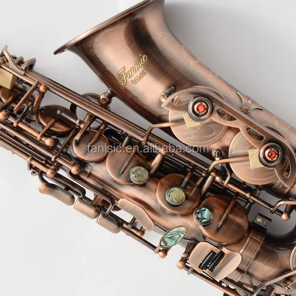 Альт-саксофон с темной медной поверхностью