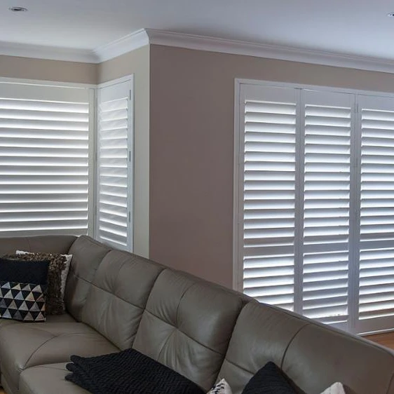 Деревянные звуконепроницаемые жалюзи для гостиной