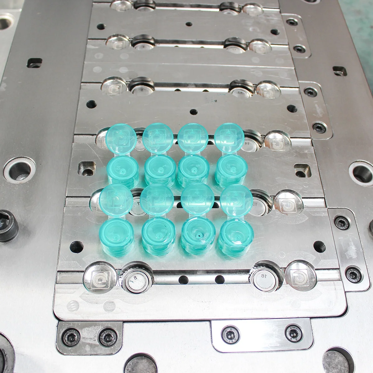 Taizhou shampoo detergent bottle plastic flip top unscrew cap mould