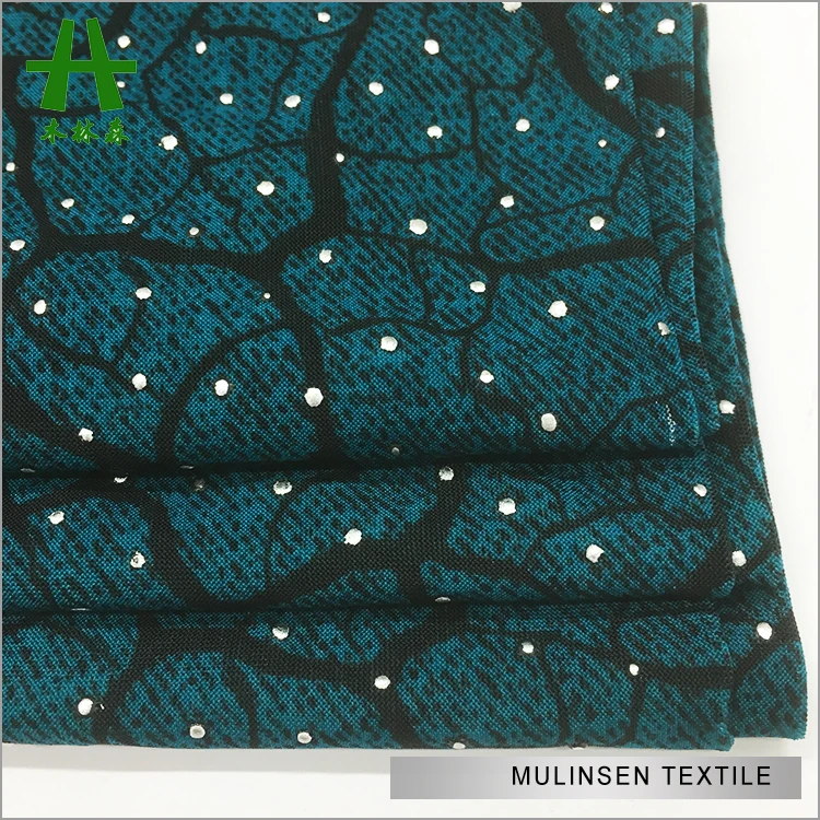 
Растягивающаяся полиэфирная фольга с принтом и золотистая металлическая ткань 