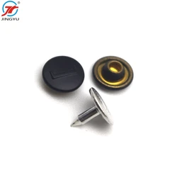 Пользовательские моды черная матовая латунь кожа джинсовая куртка на заклепках на пуговицах оптовая продажа, круглым носком и металлическими заклепками сушилка для одежды