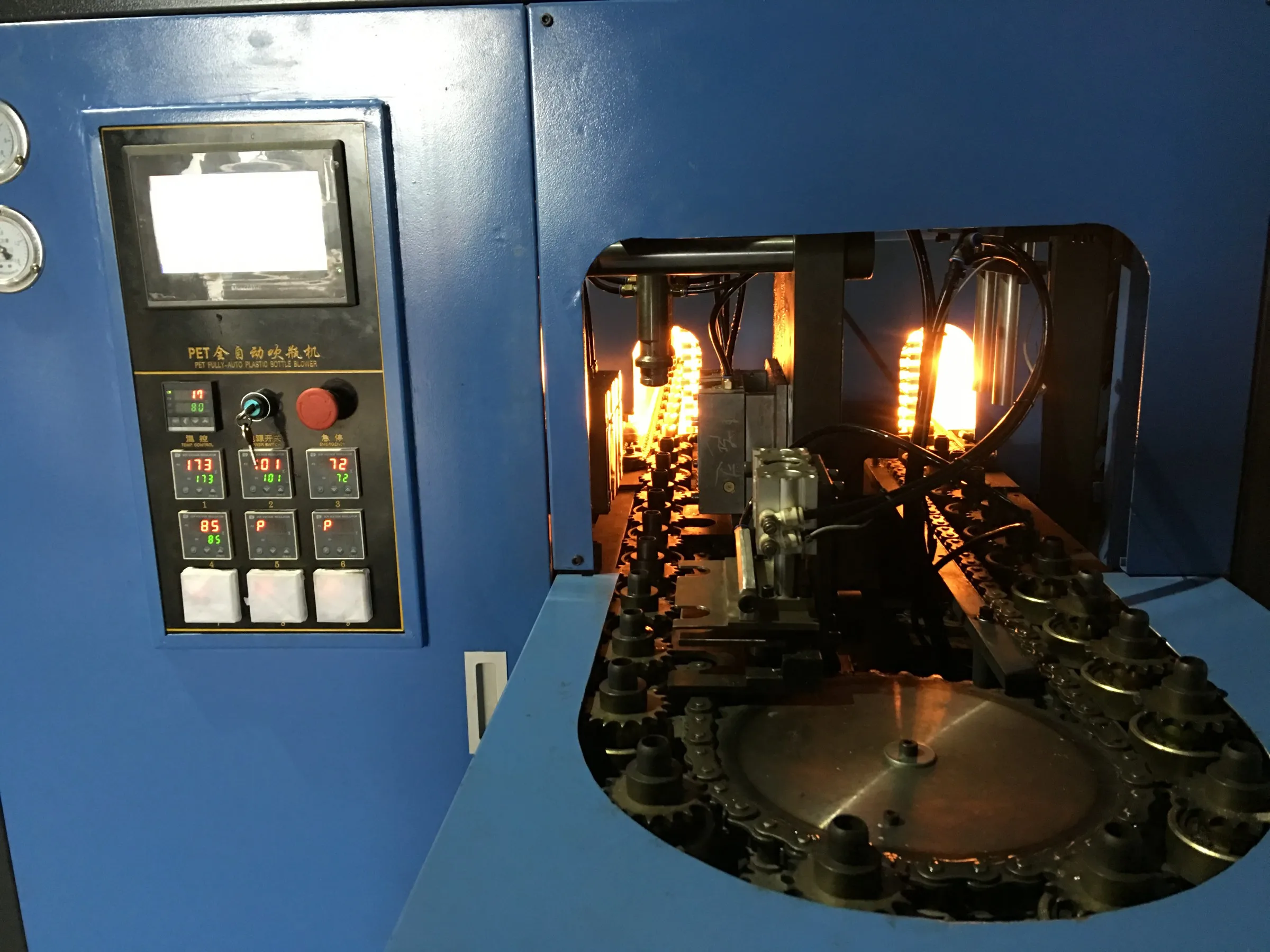 2, изготовленные на станке Рука кормления автоматический ПЭТ бутыло выдувные машины