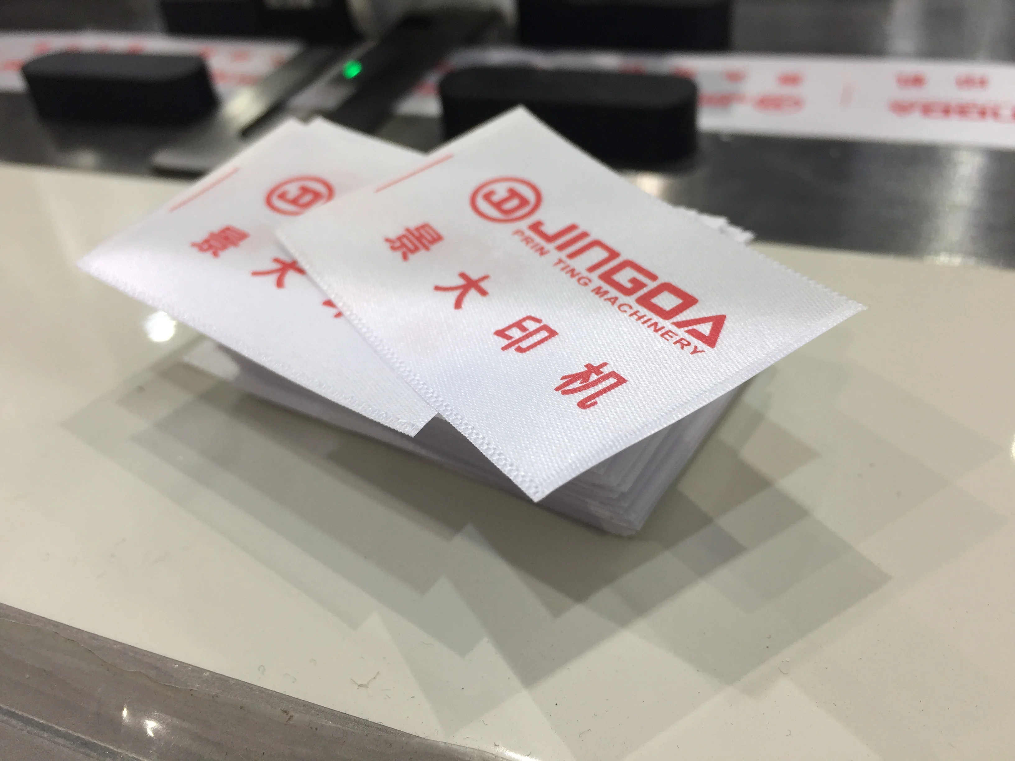 Высокоскоростной горячий и холодный одежда нейлоновой тафтяной машина для резки этикеток с автоматический укладчик для этикетки для одежды JQ-3010B