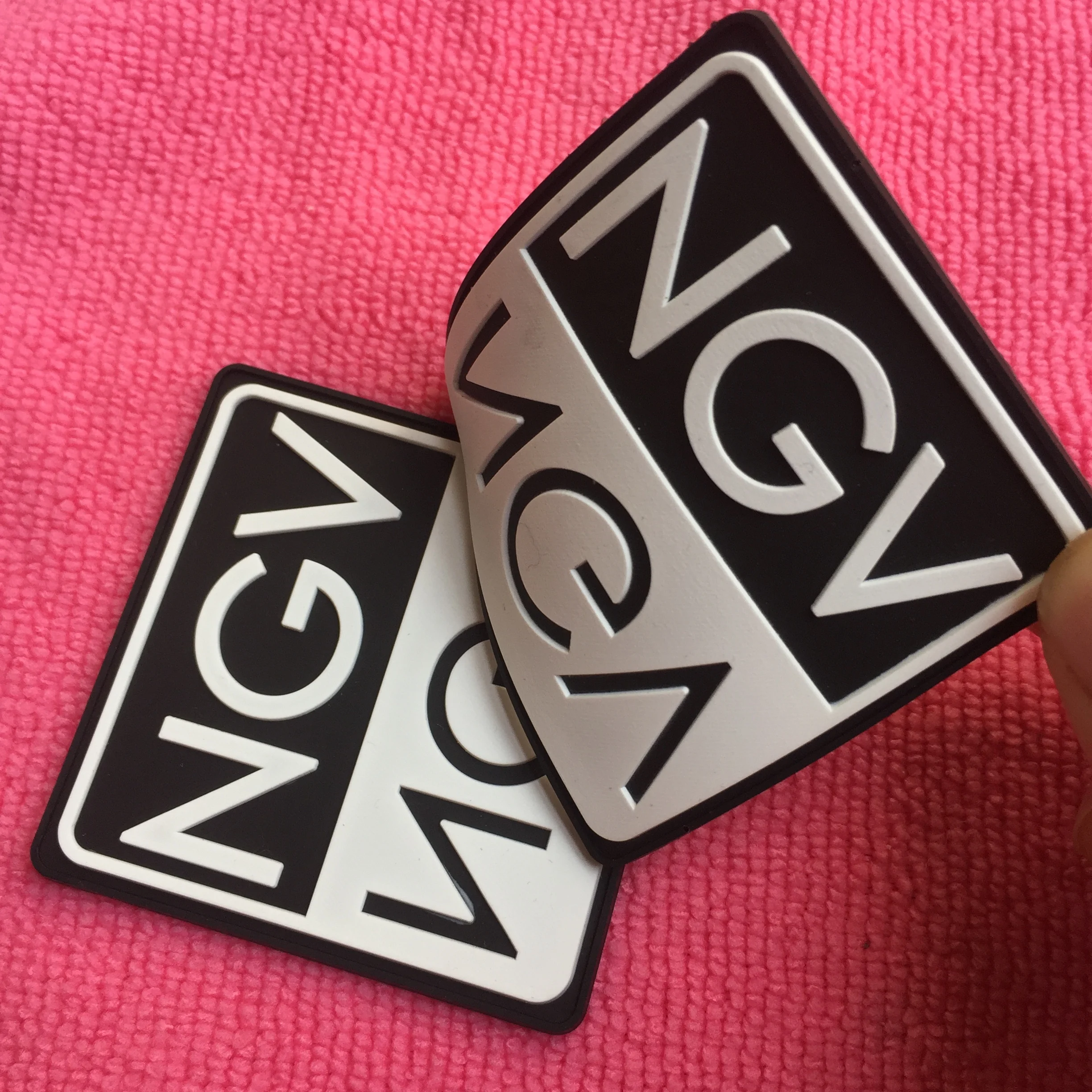 Ellipse silicone rubber label for bags,embossed logo PVC label for garments