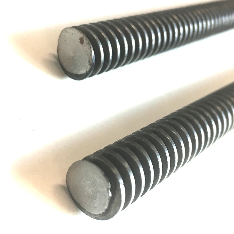 Черный квадратный резьбовой стержень и гайка