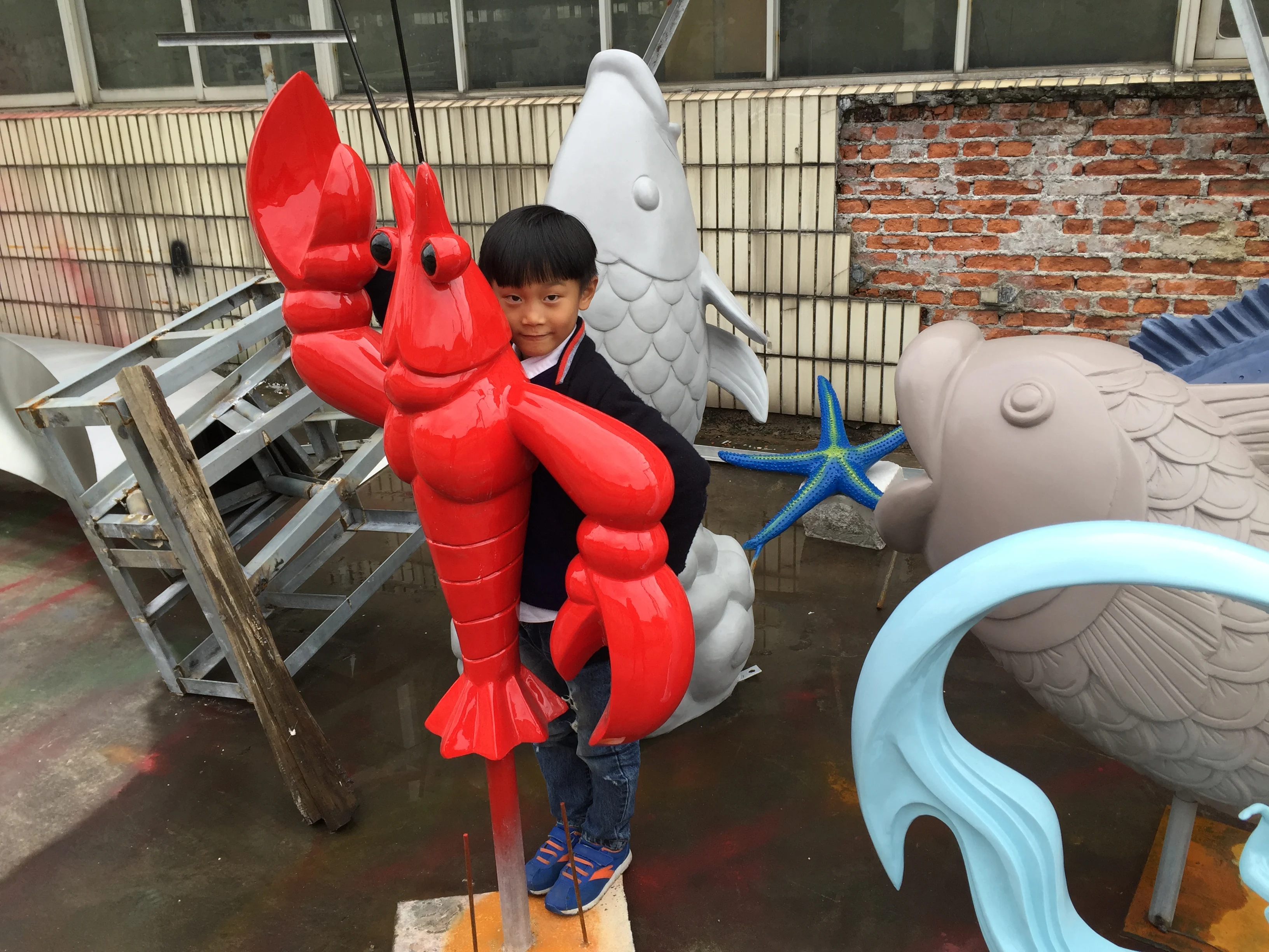 Factory supply pop art crafts shopping mall winndow display anime cartoon character prop resin fiberglass sea animal sculpture