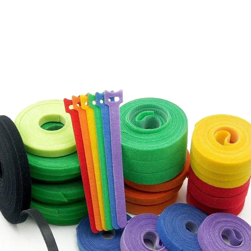 Небольшие кабельные стяжки с ярлыком сзади на крючке и петле